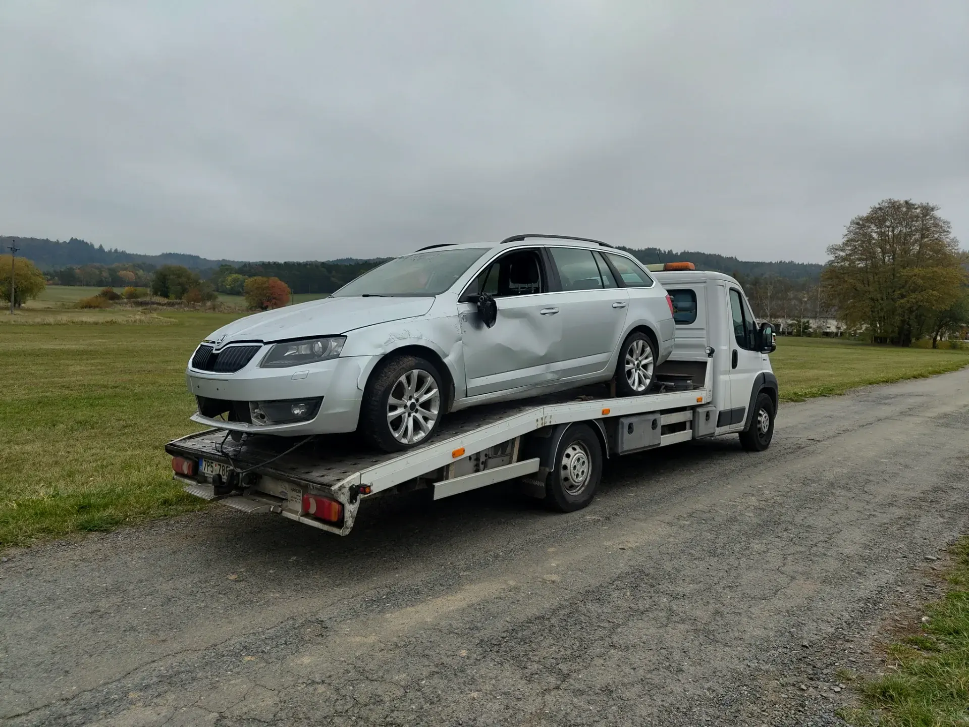 Havarovaná Škoda Octavia III na odtahovém voze